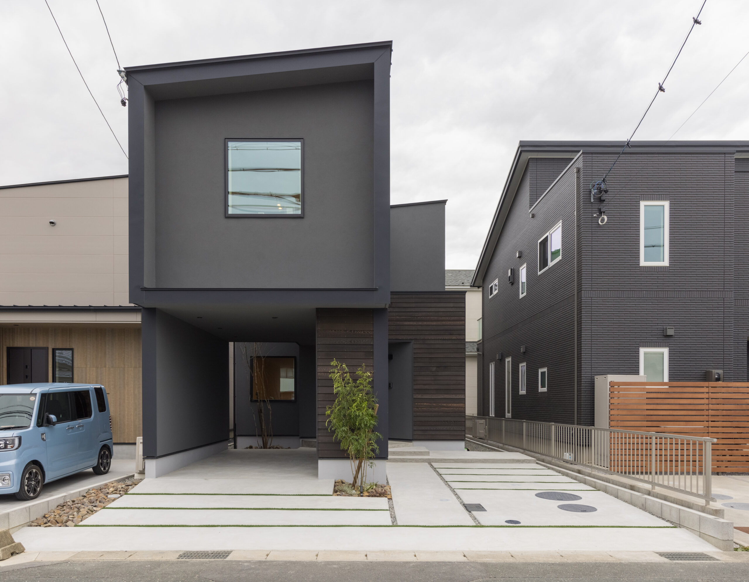 家の外観が「グレー×木目」のモダンでおしゃれな事例｜愛知県の注文住宅事例｜ハピナイス