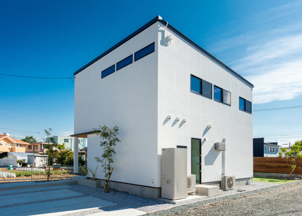 白い壁が魅力的な二階建てのお家