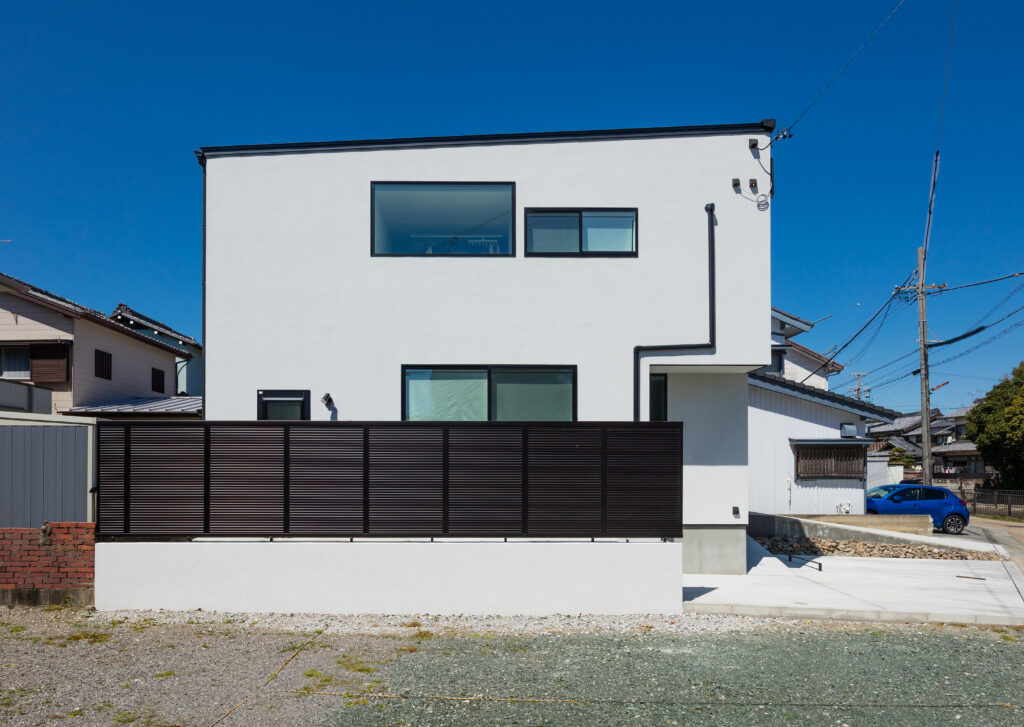 白壁の二階建てのお家