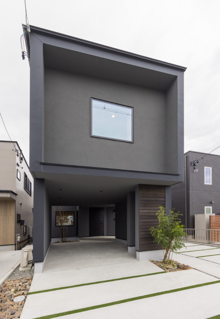 コンパクトな二階建て住宅の１階にあるビルトインガレージ。