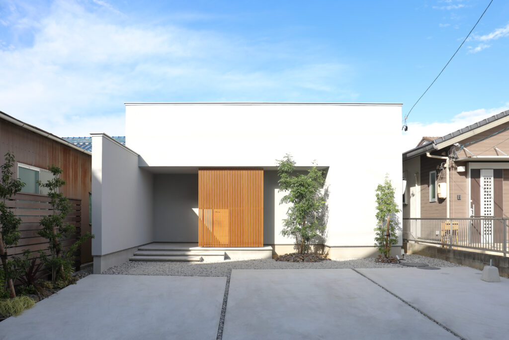 白のデザイン平屋住宅であるハピナイスの大山モデルハウス