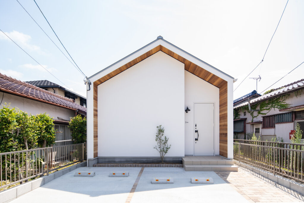 白に木目が映えるナチュラルな三角屋根の平屋