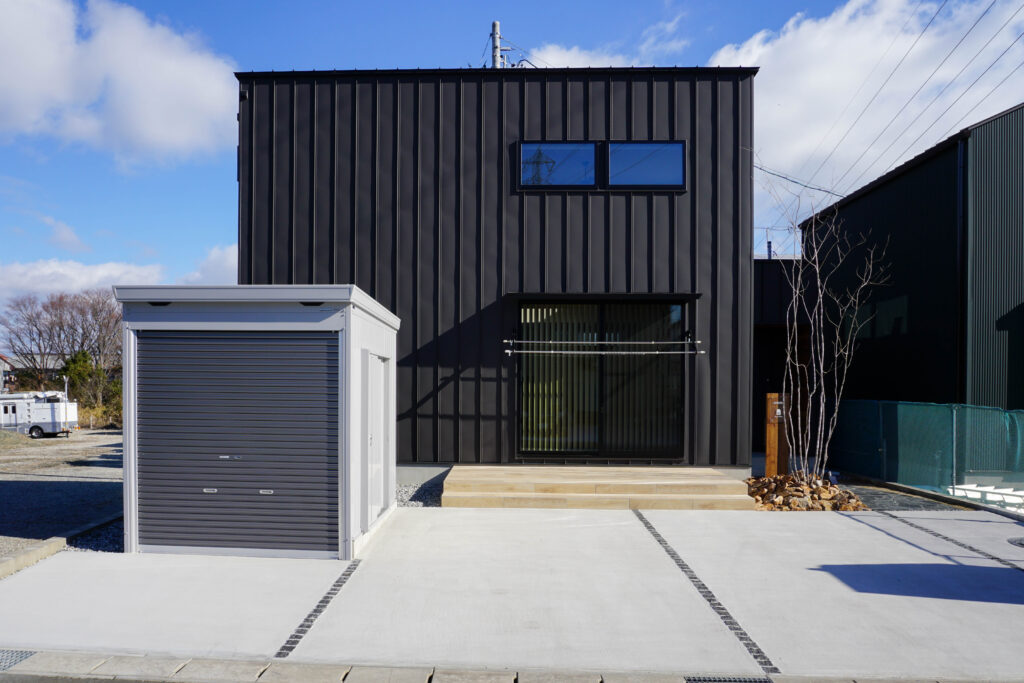 ブラックガルバリウムのがっしりとした外観の二階建てのお家