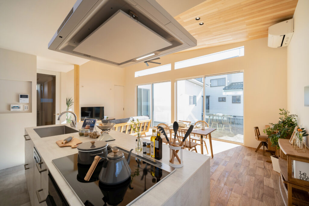 中庭が見える平屋のキッチンダイニング