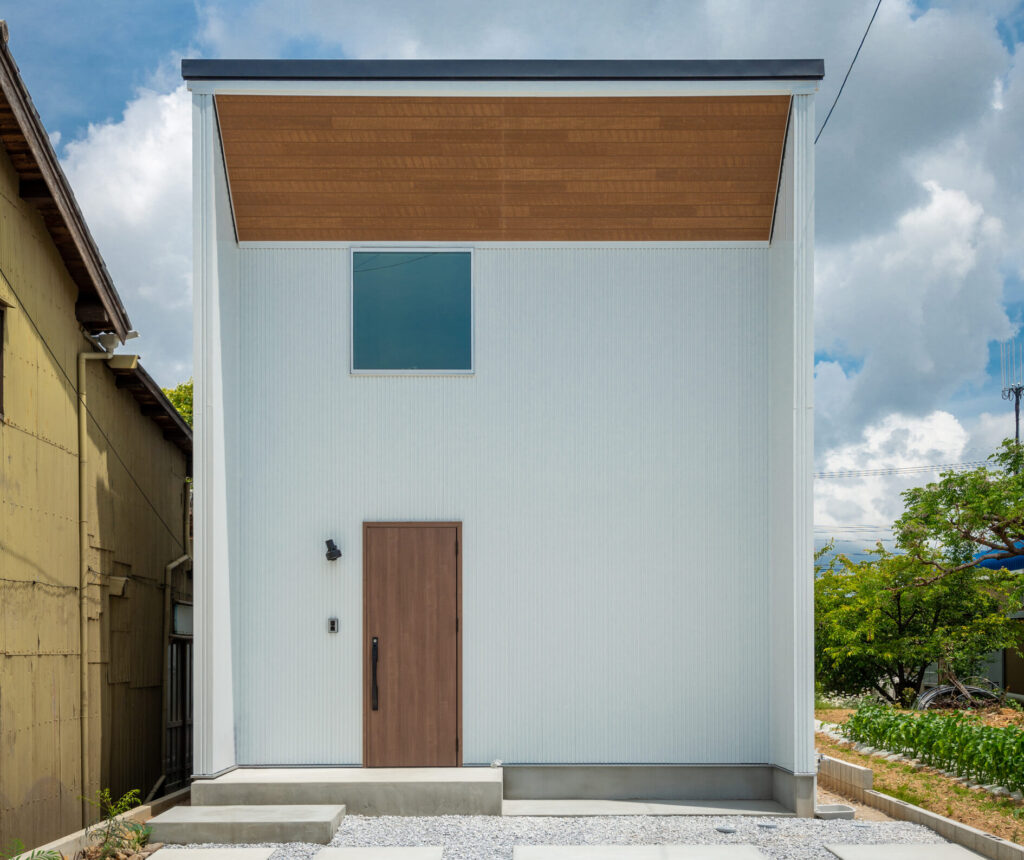 白い壁の四角い二階建てのお家
