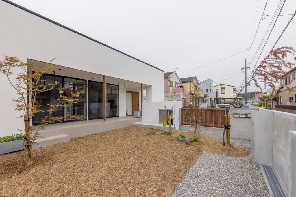広々した外庭が素敵な白い平屋のお家