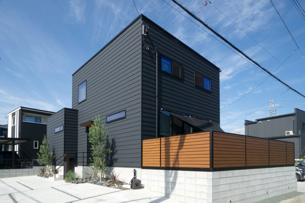 丁寧に建築された黒のガルバリウム壁が印象的なお家