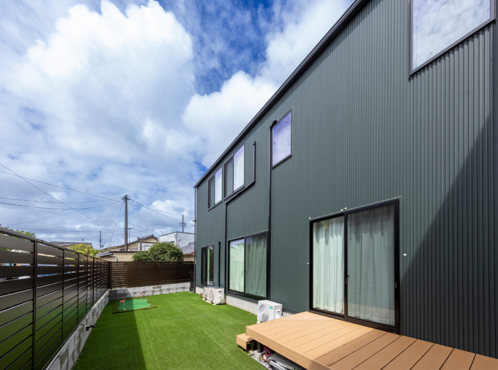 人工芝の広々したお庭と二階建てのお家