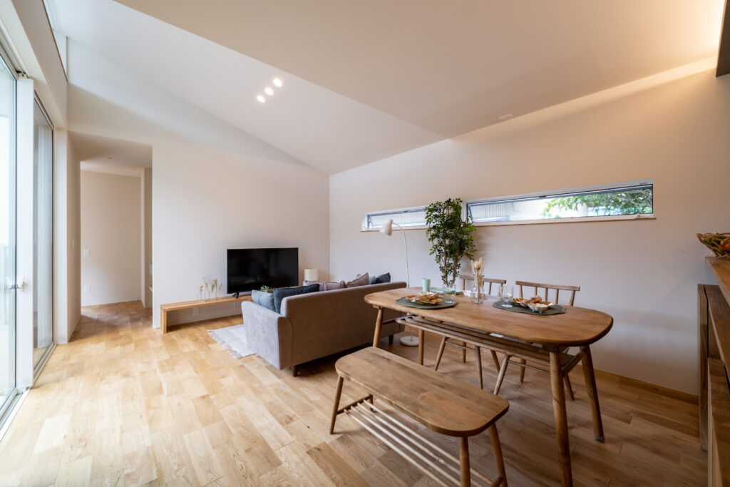 勾配天井で明るい平屋のリビング