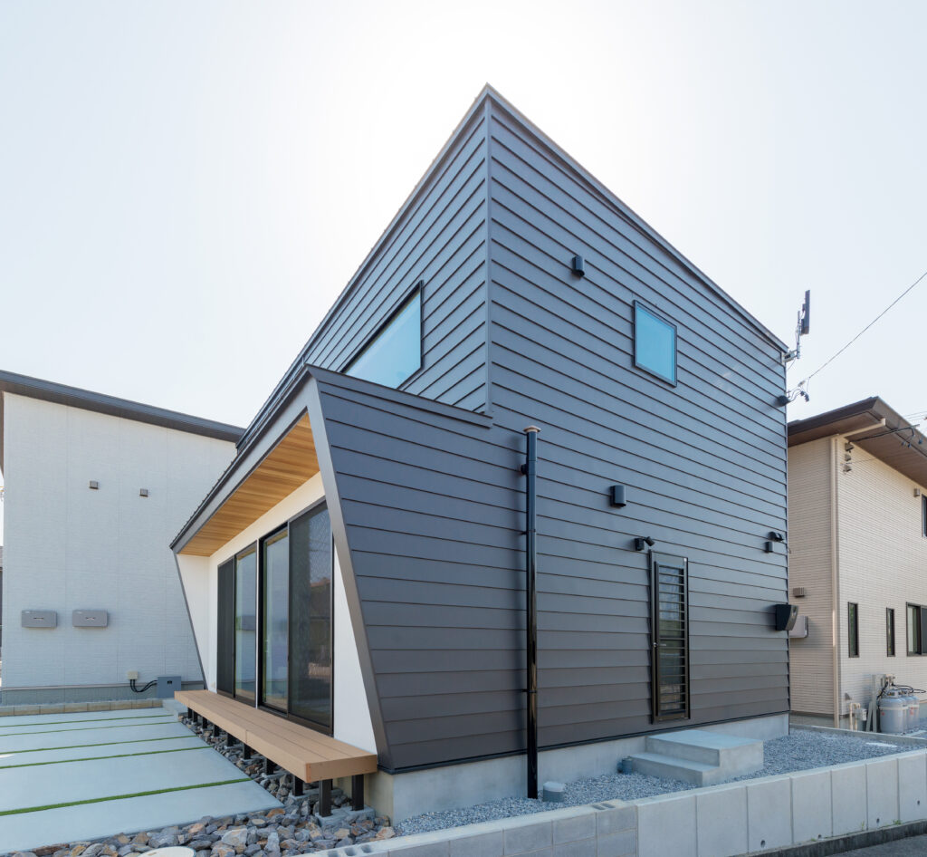 ガルバリウムの壁がスタイリッシュな二階建てのお家