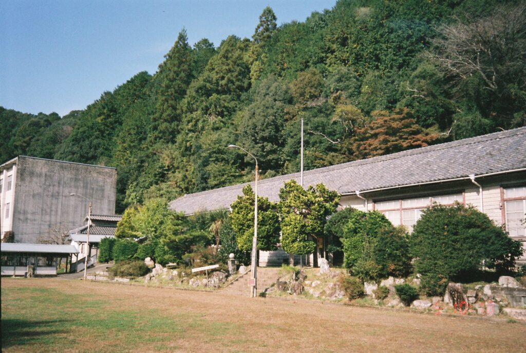 新城市内の旧門谷小学校の緑