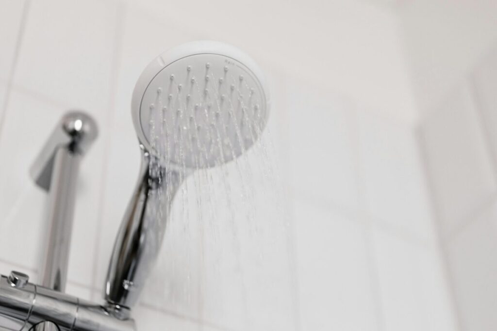 シャワーから水が流れているイメージ