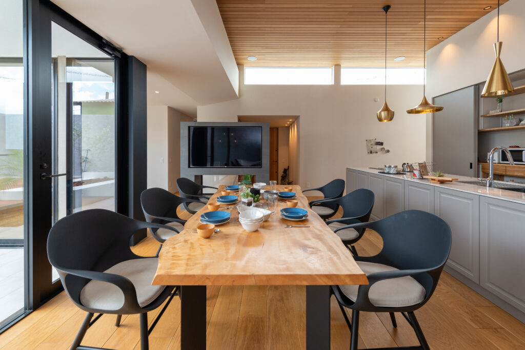 掃き出し窓に加え高窓が配置されたモダンなリビング