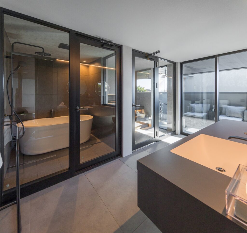 清潔でホテルライクな浴室とサウナ、脱衣洗面所スペース