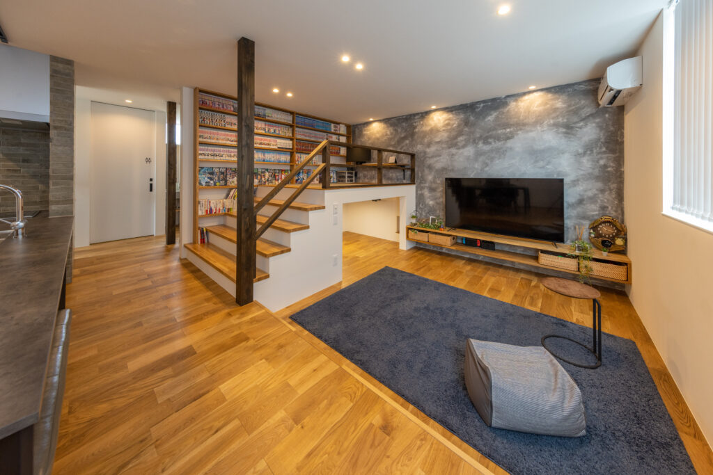 小上がりに沿うように作られた大容量のコミック棚