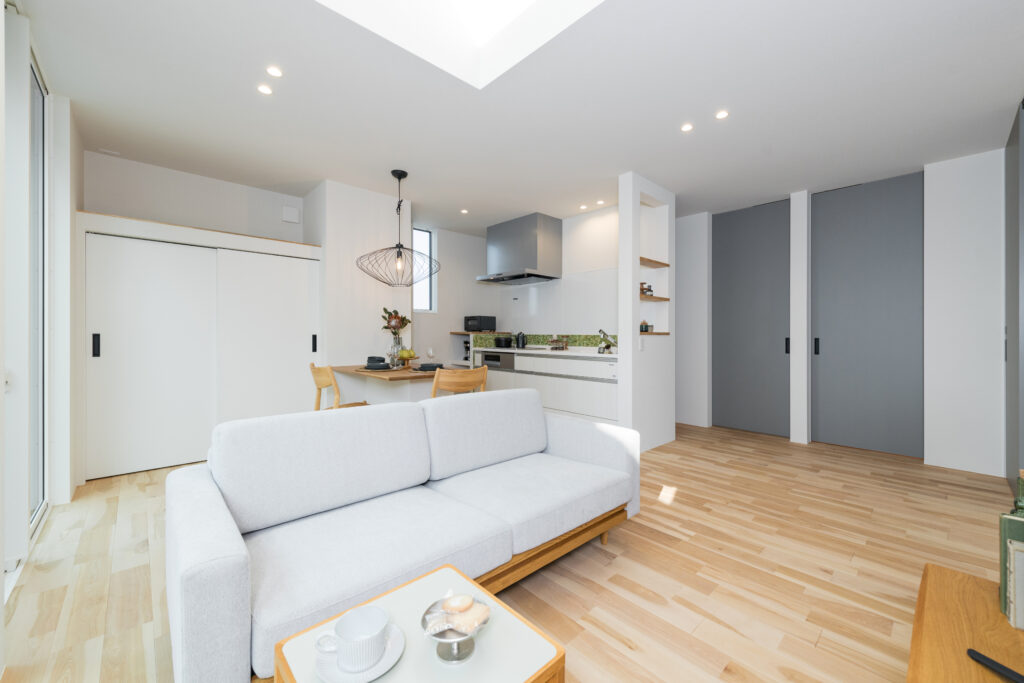 造り付け収納によって収納家具の置かれていないリビング