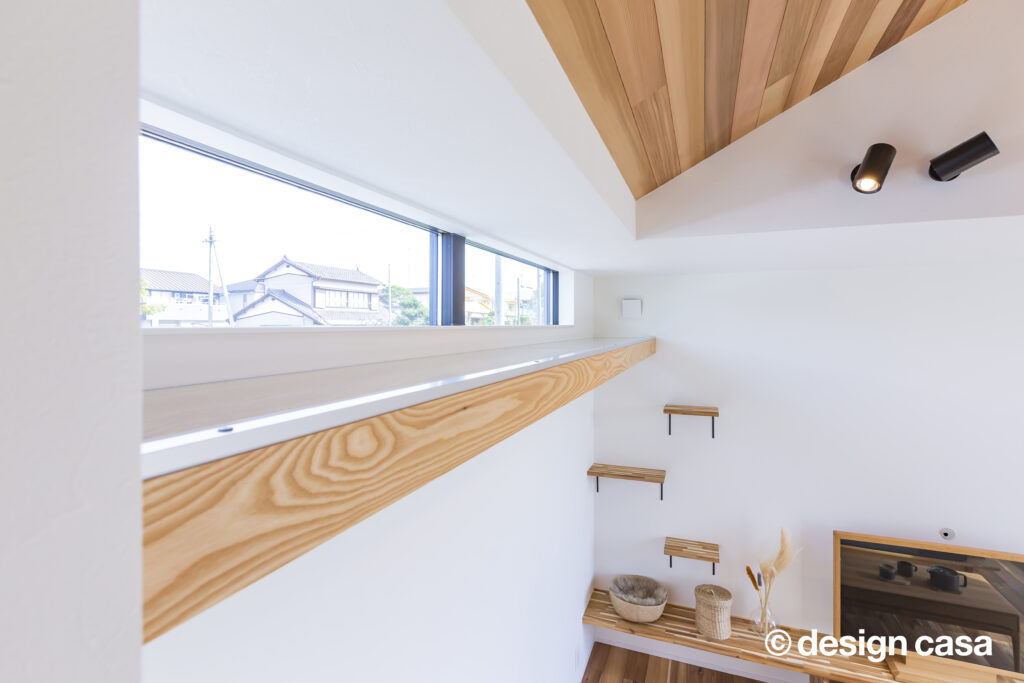 高窓横に設置されたキャットウォーク