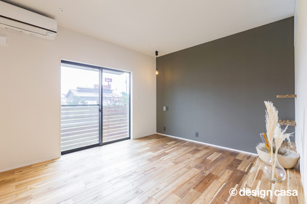 明るい寝室、一角にはペットスペースもあり