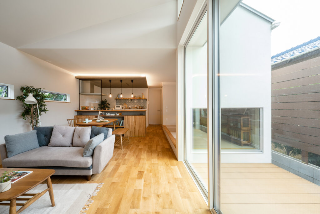 横スリットの窓や地窓、高窓、掃き出し窓が組み合わされたリビング