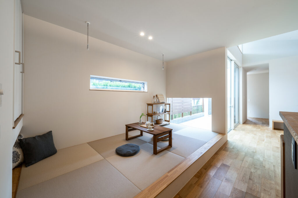 横スリットの窓や地窓、高窓、掃き出し窓が組み合わされたリビング