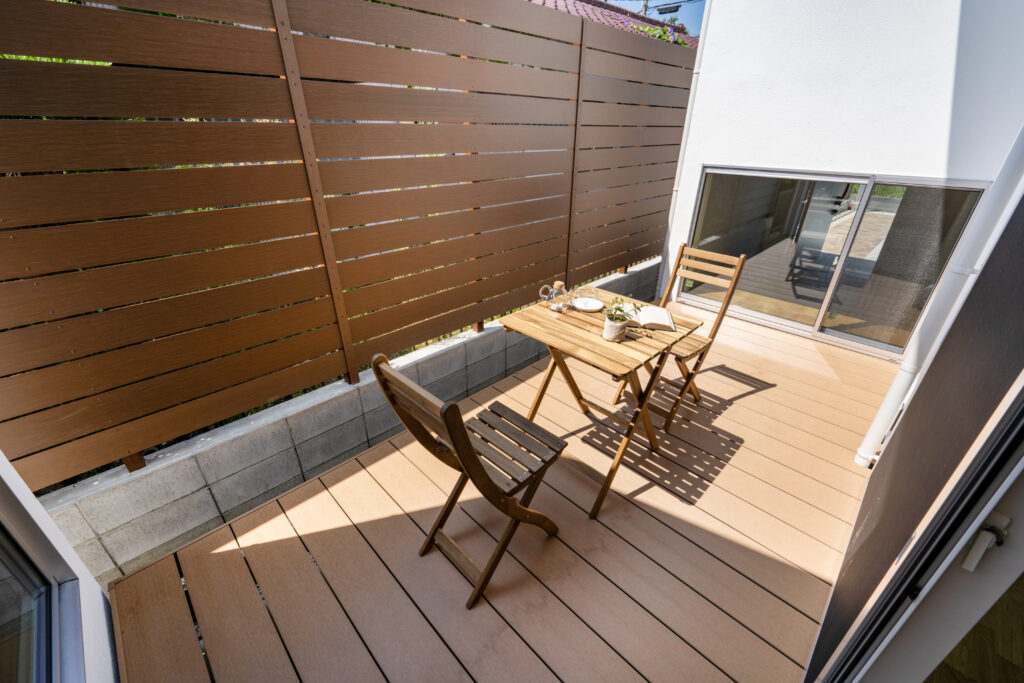 ルーバーで目隠しされたプライベートなウッドデッキスペース