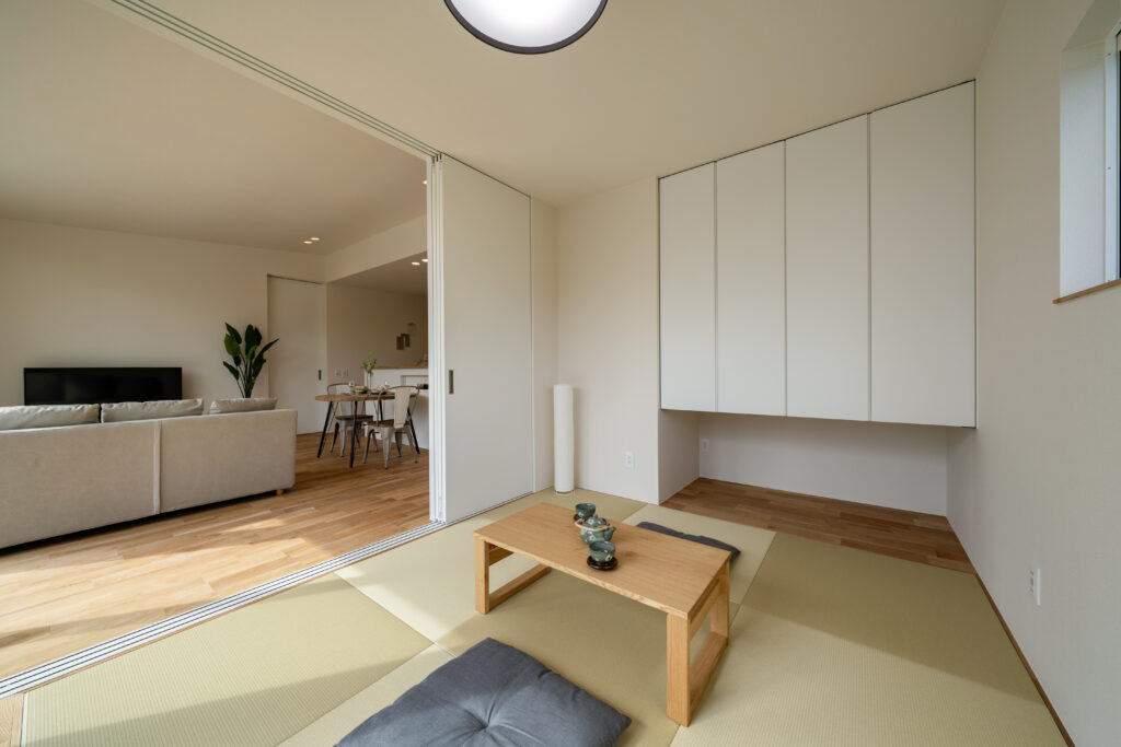 平屋のリビングに続く和室