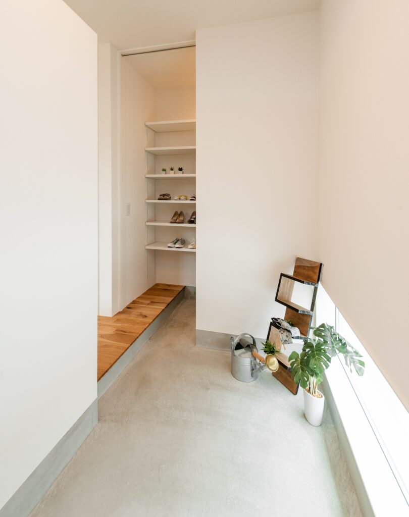 地窓で光が入ってくる玄関土間