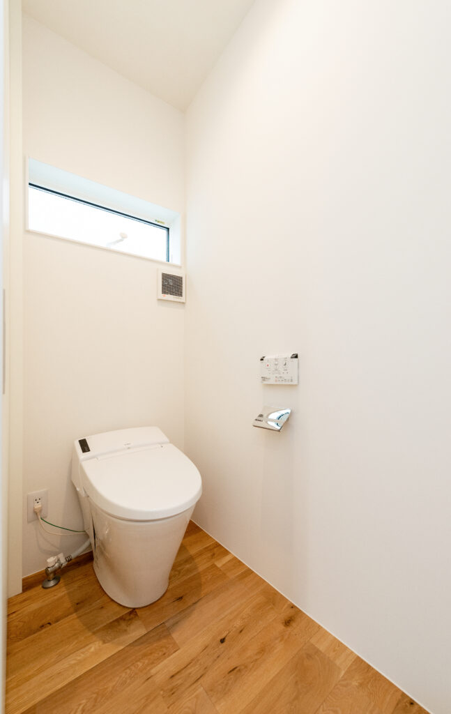 トイレの奥に設置された小さい横スリと窓