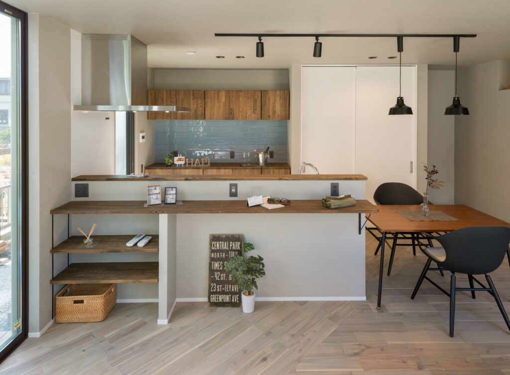 造り付けられたキッチンカウンターと棚