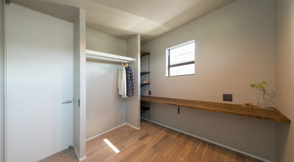 寝室のオープンクローゼットとカウンター収納