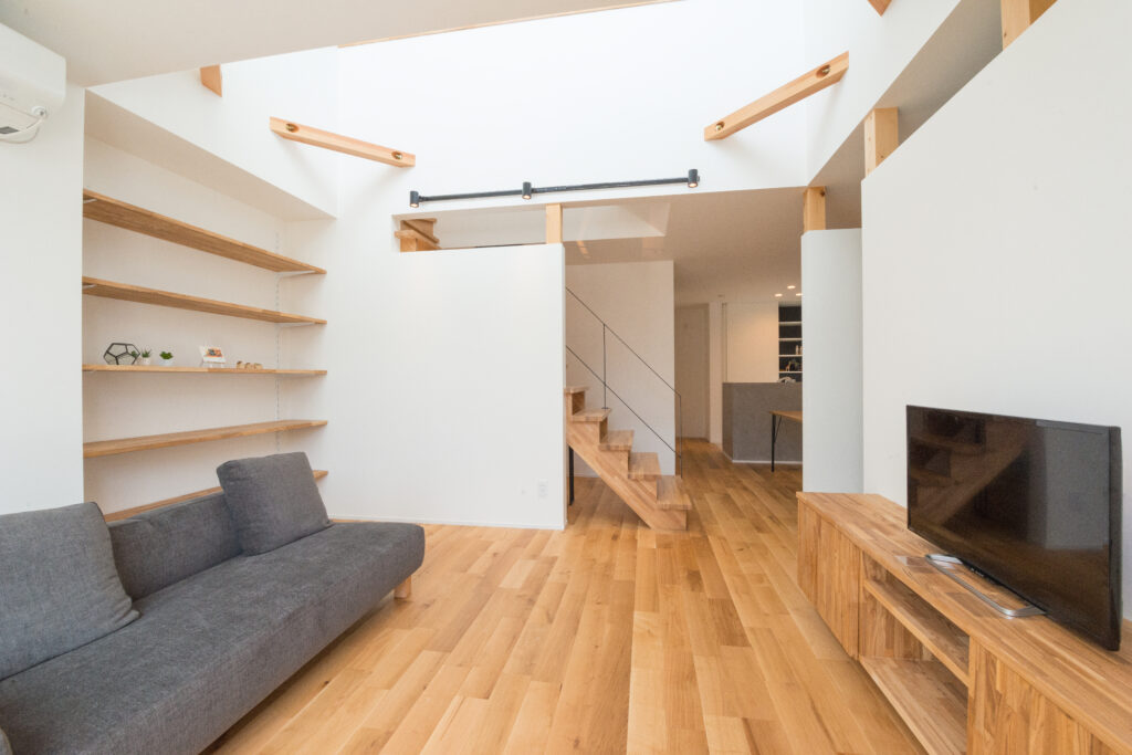 リビングの壁のニッチに大容量の造作棚