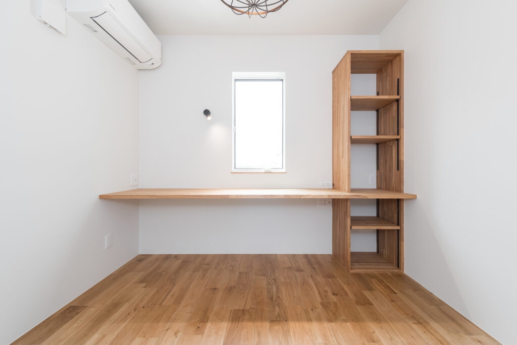 寝室に造り付けられたカウンターと造作棚