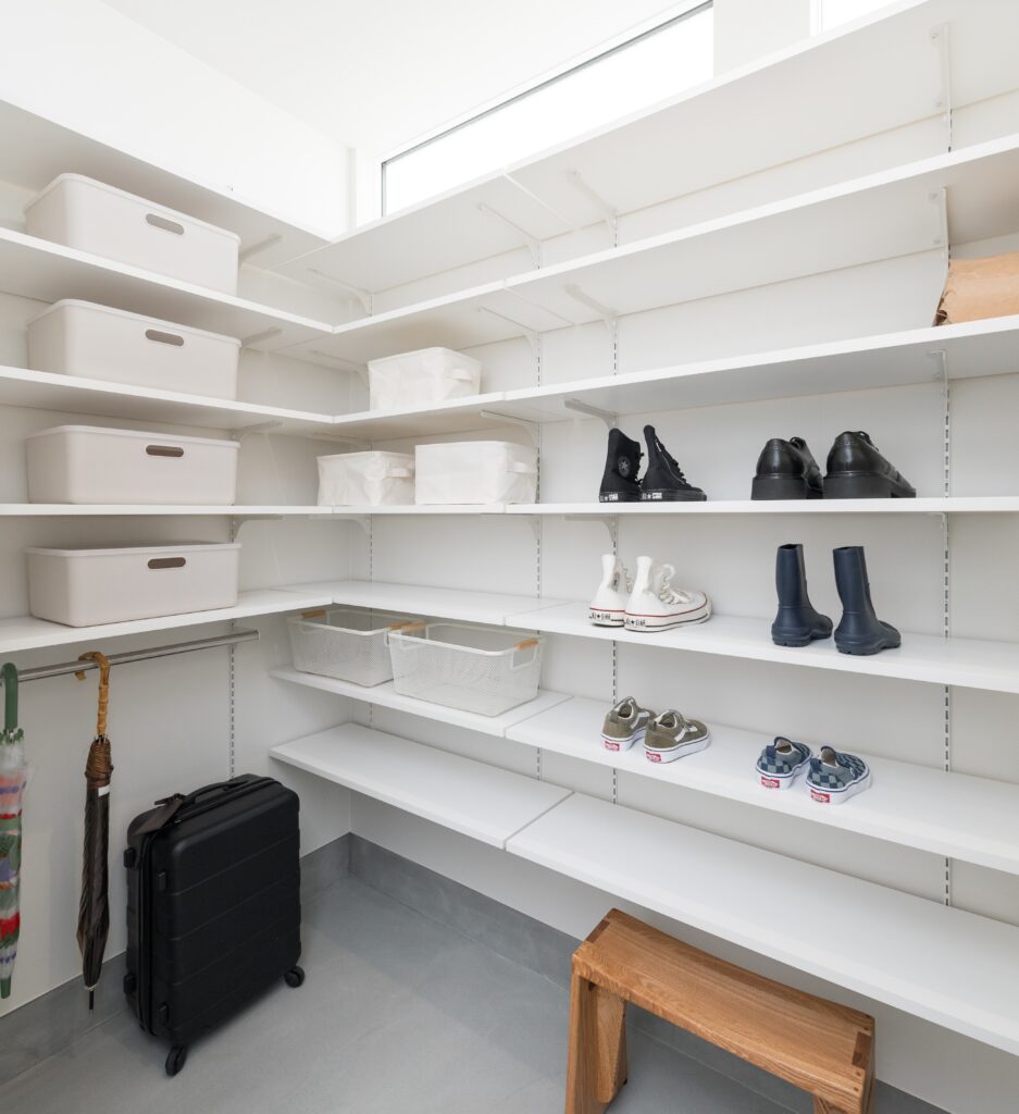 造り付けのシューズクロークと玄関収納