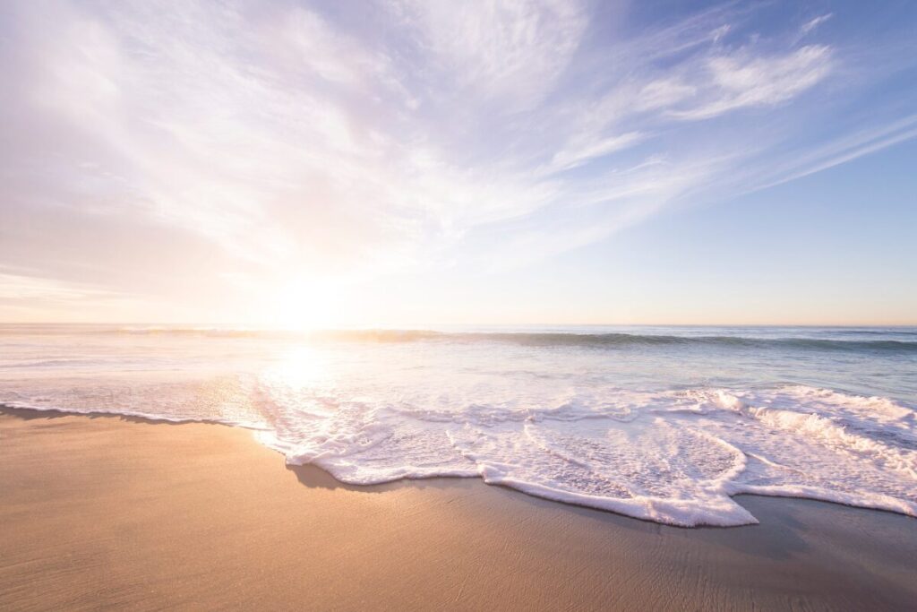 サーフィンができそうな太平洋側の海岸イメージ画像
