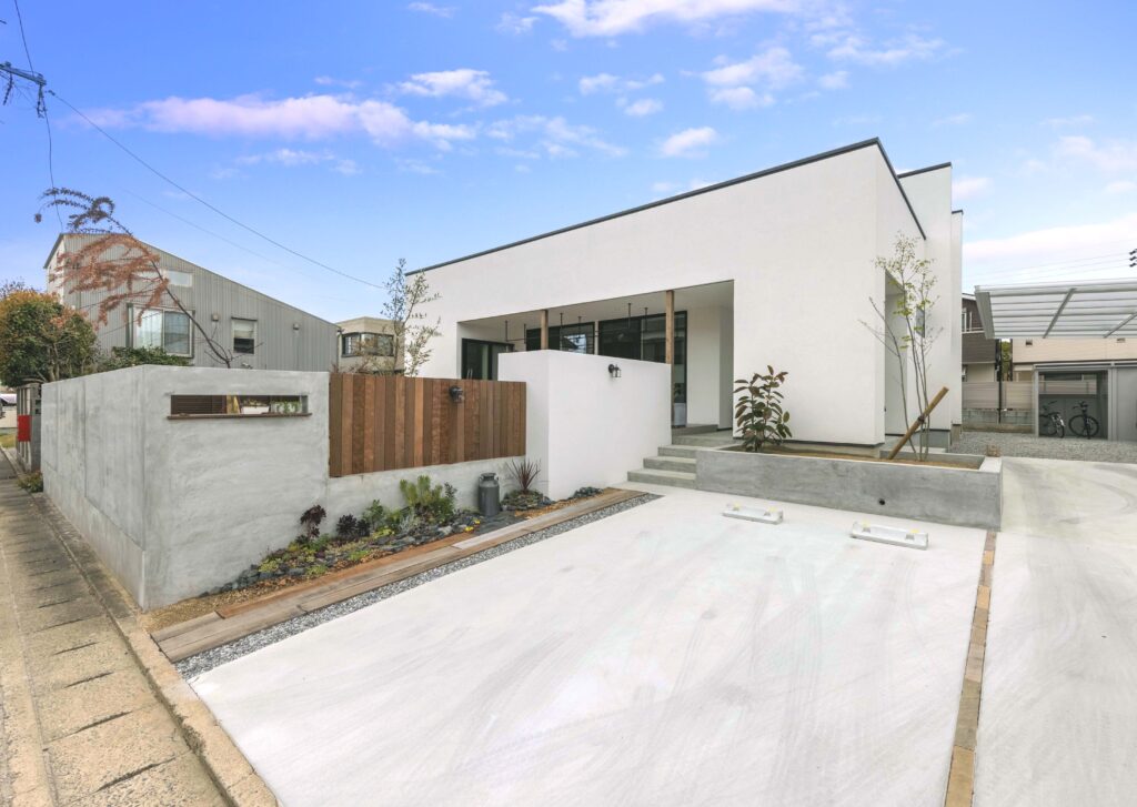 玄関先の視線はカットしつつも丸見えにならない平屋の外観