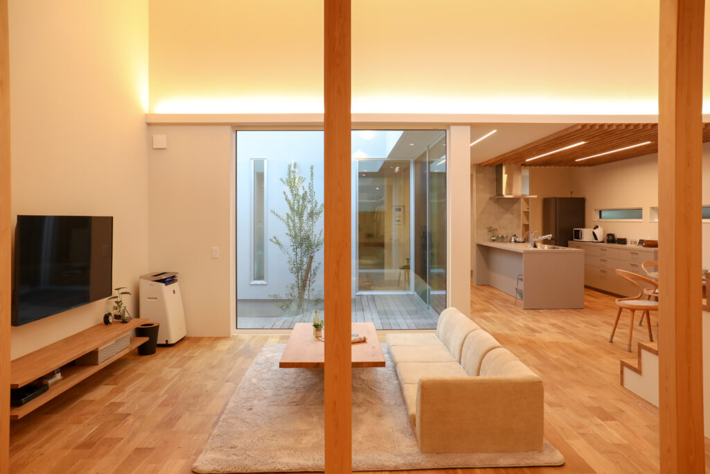 コの字型チャイルド社の平屋内部、中庭が見えるキッチンリビング