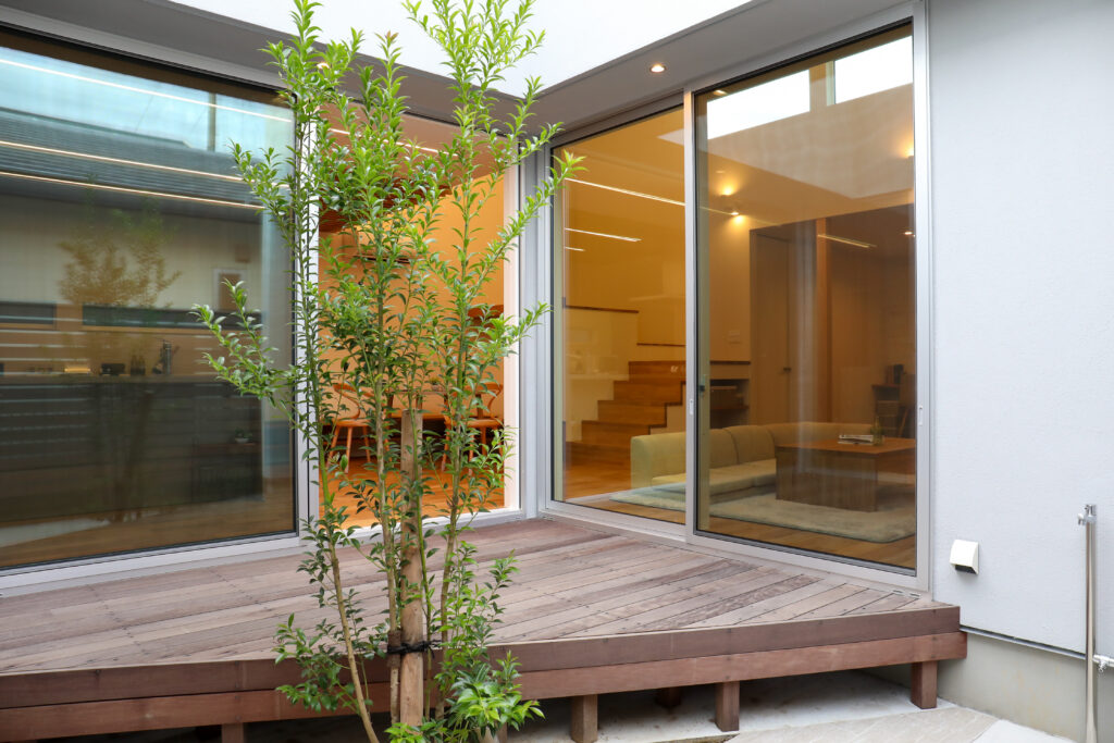 シンボルツリーと中庭の様子