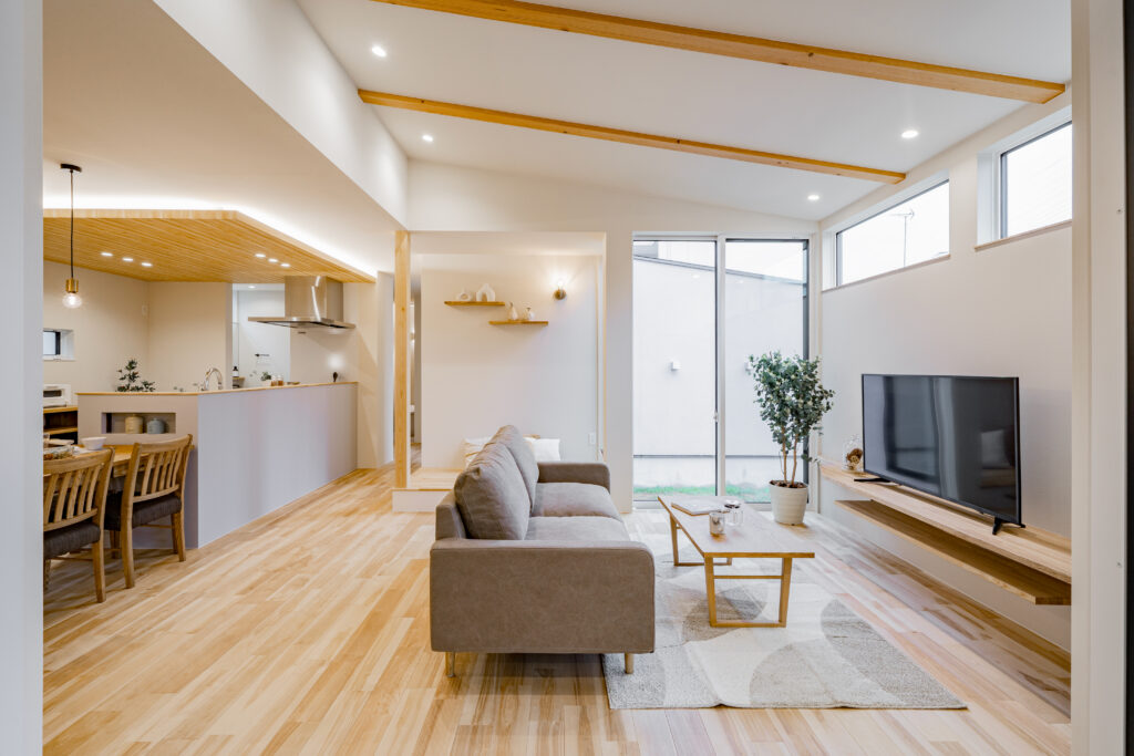 リビングの明るい高窓素敵な平屋のリビング