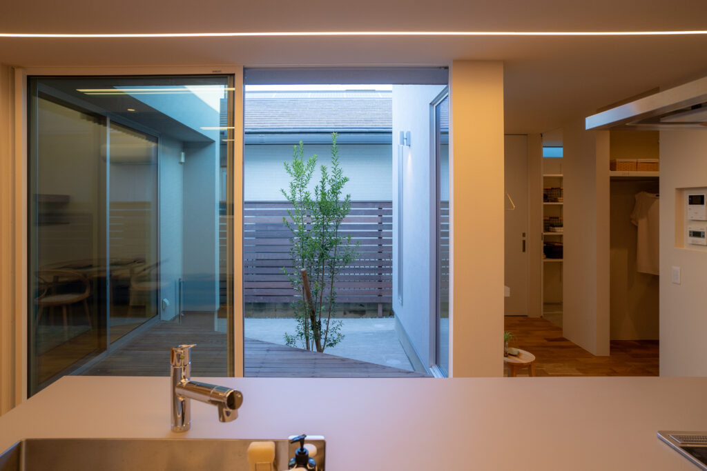 コの字型平屋のキッチンから、中庭を見た様子