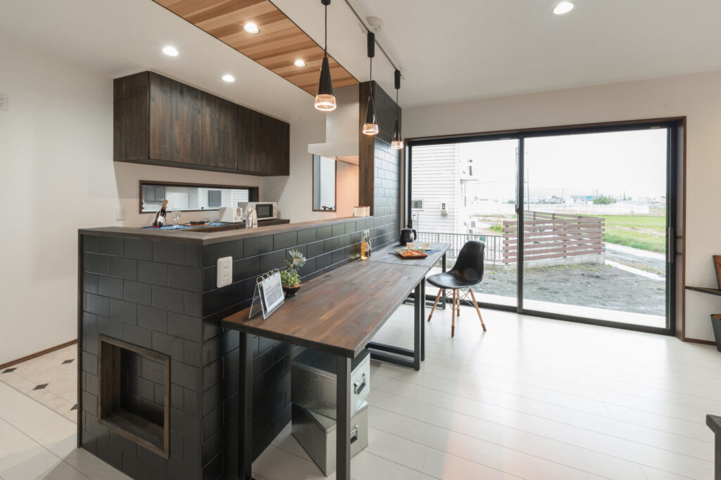 平屋 キッチン 腰壁 造作ニッチ棚 施工事例