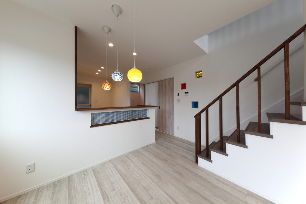 キッチン カウンター下 造作ニッチ棚 タイル 平屋